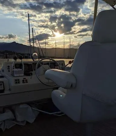 Botel Sejour Insolite A Bord D'un Bateau A Vecchio